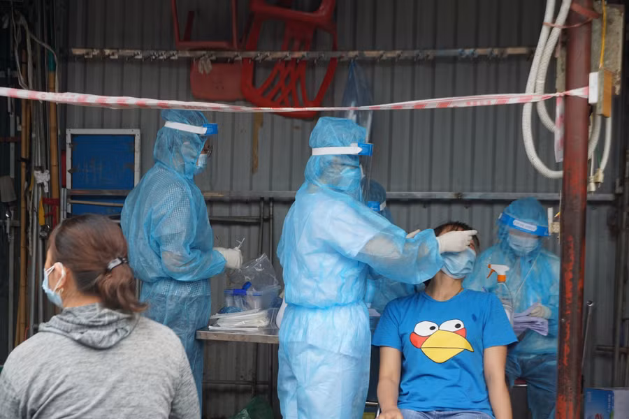 Sau khi xuống kiểm tra công tác lấy mẫu, lãnh đạo UBND quận Nam Từ Liêm chỉ đạo tiếp tục triển khai lấy mẫu xét nghiệm khu vực chợ bên cạnh, đồng thời cho đóng cửa toàn bộ chợ Phùng Khoang chờ kết quả xét nghiệm.