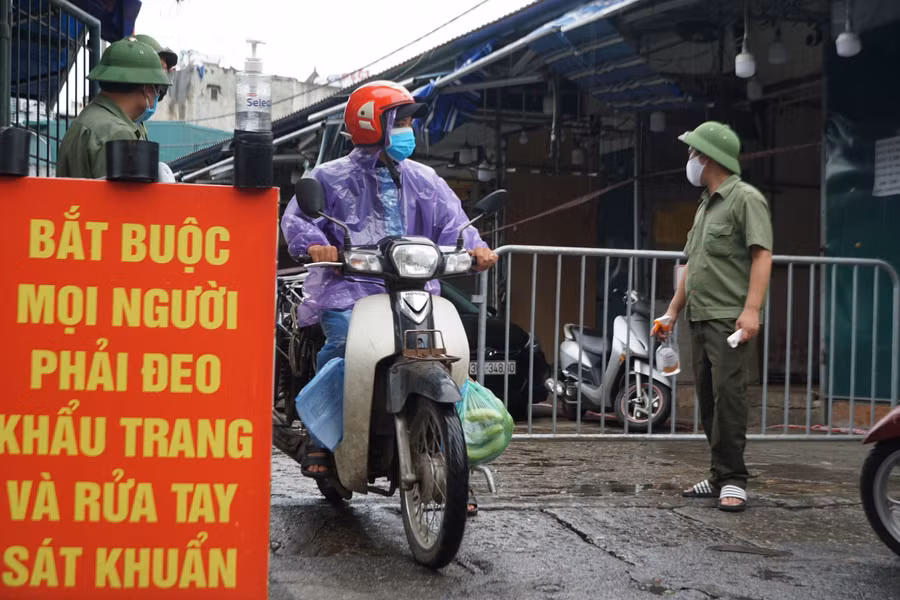 Các tiểu thương trong khu chợ sẽ được Ban quản lý chợ thông báo về lịch xét nghiệm ngày hôm nay.