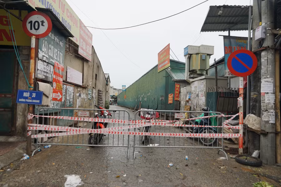 Mọi lối đi và chợ đều được rào kín.