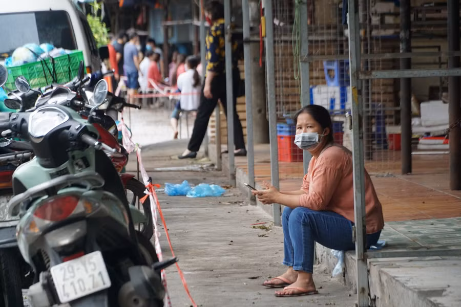 Hình ảnh tiểu thương chợ Phùng Khoang (Hà Nội) đội mưa chờ xét nghiệm Covid-19 ảnh 6