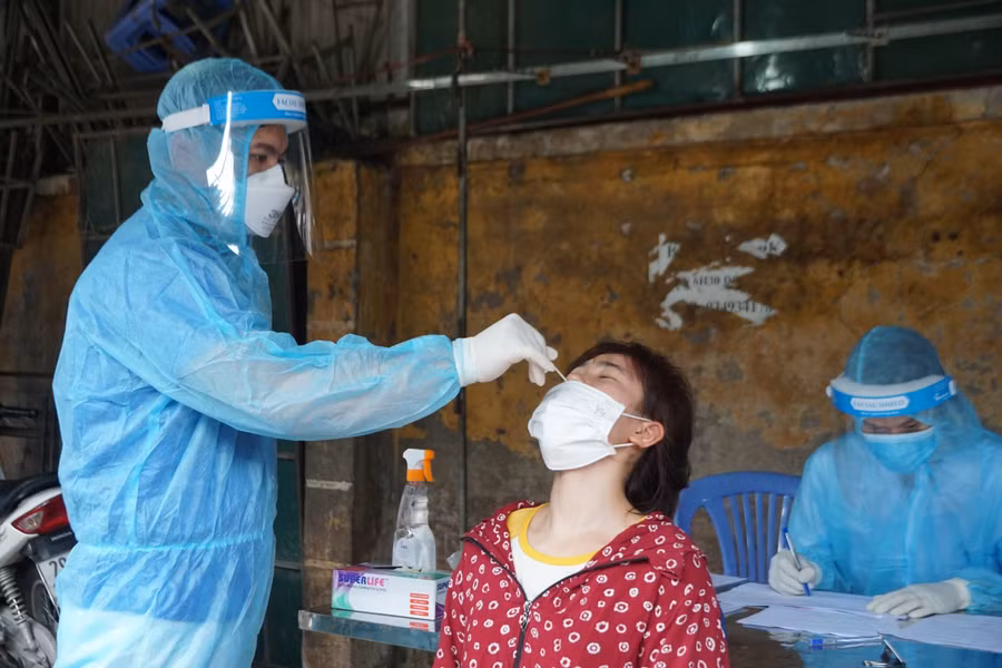 Theo ghi nhận, hàng chục tiểu thương đã đến chợ từ sớm để chờ lấy mẫu. Lãnh đạo UBND quận Nam Từ Liêm cho biết, quá trình triển khai lấy mẫu xét nghiệm cho các tiểu thương có UBND Phường Trung Văn và Trung tâm Y tế quận Nam Từ Liêm trực tiếp có mặt chỉ đạo.