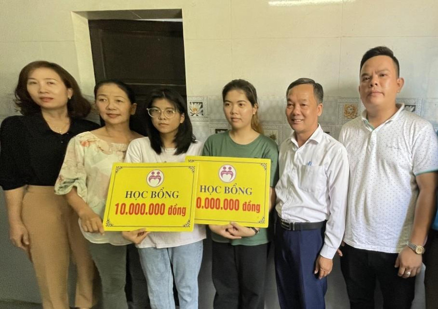 Tặng học bổng với tổng trị giá 20 triệu đồng đến 2 em là con của giáo viên. Tặng học bổng với tổng trị giá 20 triệu đồng đến 2 em là con của giáo viên.