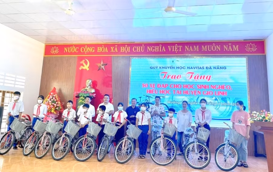 Ông Nguyễn Thanh Quang - Chủ tịch Công đoàn ngành Giáo dục Quảng Trị tặng xe đạp đến học sinh.