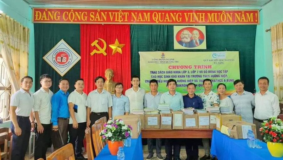 Trao tặng sách giáo khoa đến học sinh Trường TH&THCS Hướng Hiệp, huyện Đakrông. Trao tặng sách giáo khoa đến học sinh Trường TH&THCS Hướng Hiệp, huyện Đakrông.