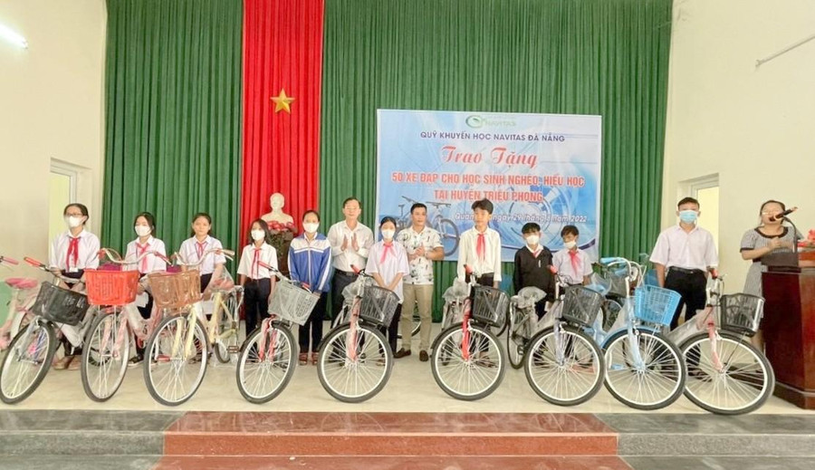 Đại diện Sở GD&ĐT tặng xe đạp đến học sinh. Đại diện Sở GD&ĐT tặng xe đạp đến học sinh.