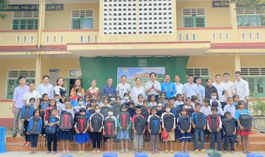 Đại diện Công đoàn ngành Giáo dục Quảng Trị và Qũy Khuyến học Navitas Đà Nẵng tặng quà đến học sinh miền núi. Đại diện Công đoàn ngành Giáo dục Quảng Trị và Qũy Khuyến học Navitas Đà Nẵng tặng quà đến học sinh miền núi.