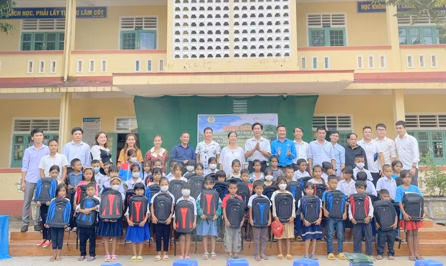 Đại diện Công đoàn ngành Giáo dục Quảng Trị và Qũy Khuyến học Navitas Đà Nẵng tặng quà đến học sinh miền núi. Đại diện Công đoàn ngành Giáo dục Quảng Trị và Qũy Khuyến học Navitas Đà Nẵng tặng quà đến học sinh miền núi.