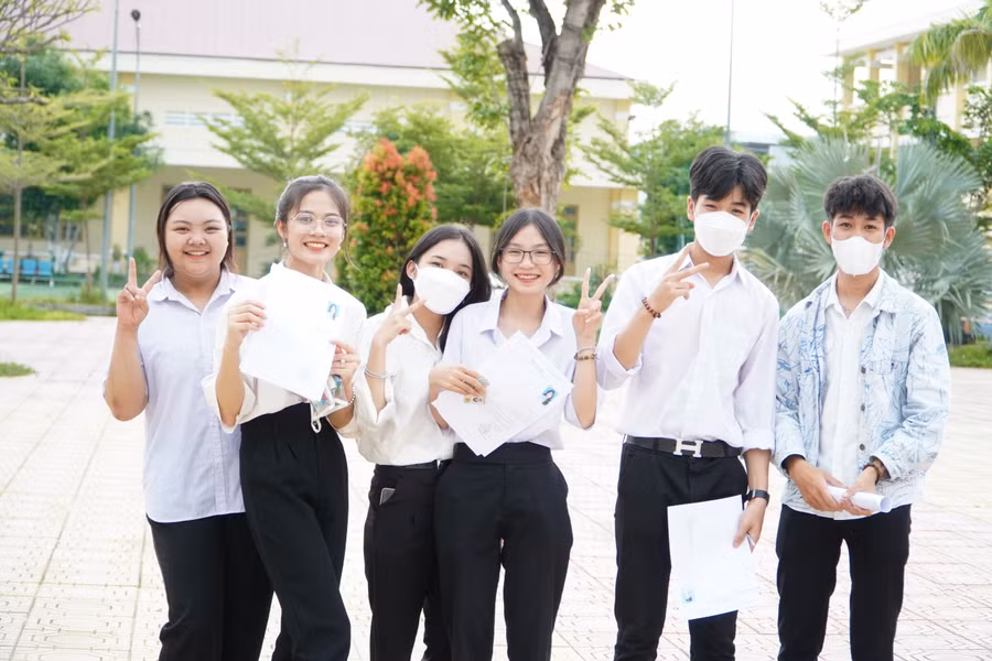 Thí sinh Kon Tum tự tin, rạng ngời bước vào Kỳ thi tốt nghiệp THPT. Thí sinh Kon Tum tự tin, rạng ngời bước vào Kỳ thi tốt nghiệp THPT.