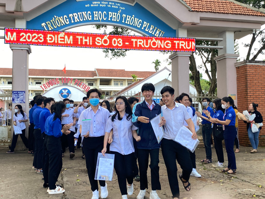 Thí sinh Gia Lai vui mừng kết thúc môn thi cuối của Kỳ thi tốt nghiệp THPT 2023.
