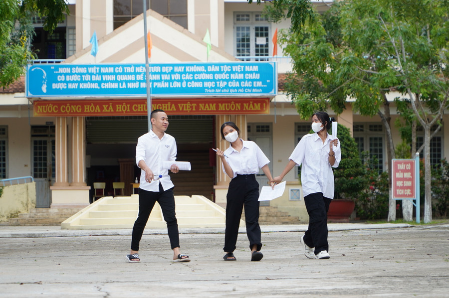 Thí sinh điểm thi trường THPT Trường Chinh tự tin bước ra khỏi phòng thi.