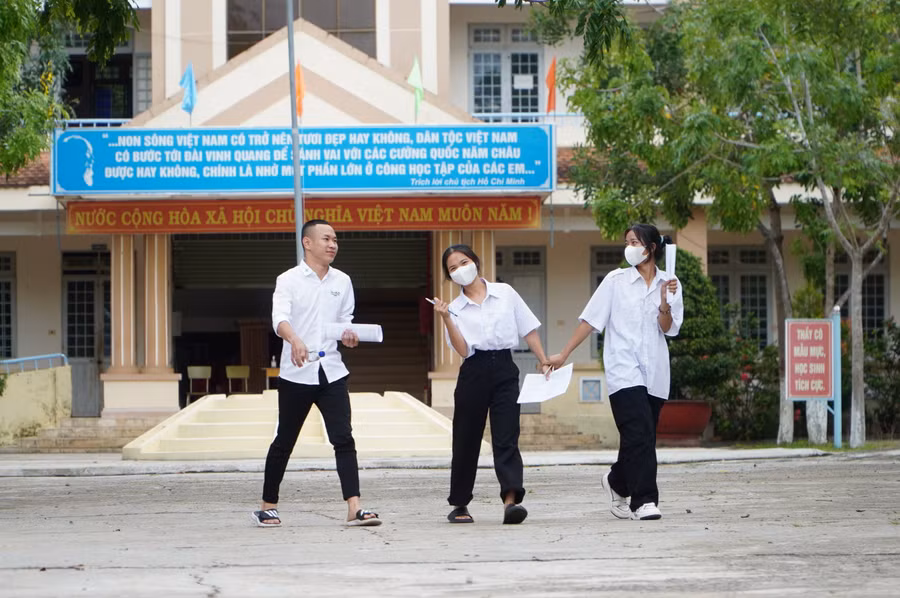 Thí sinh điểm thi trường THPT Trường Chinh tự tin bước ra khỏi phòng thi.