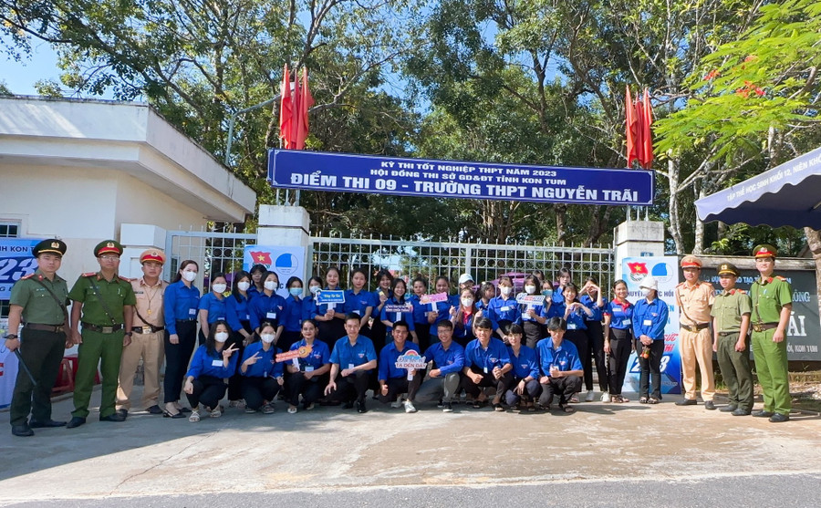 Lực lượng Công an, tình nguyện viên luôn túc trực, hỗ trợ thí sinh khi cần thiết.