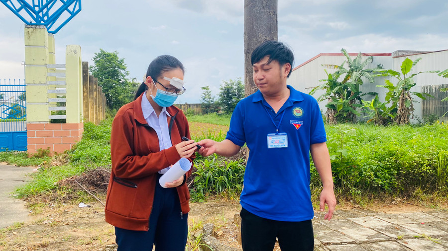 Tình nguyện viên hỗ trợ bút cho thí sinh. Tình nguyện viên hỗ trợ bút cho thí sinh.