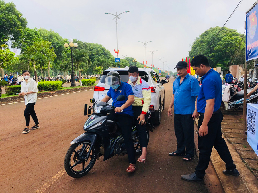 Tình nguyện viên hỗ trợ thí sinh vào điểm thi.