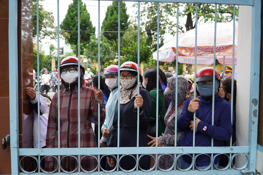 Phụ huynh đứng đợi thí sinh trước cổng điểm thi. Phụ huynh đứng đợi thí sinh trước cổng điểm thi.