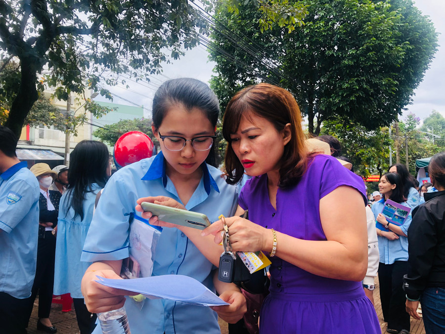 Phụ huynh động viên, hỏi thăm con về bài thi. Phụ huynh động viên, hỏi thăm con về bài thi.