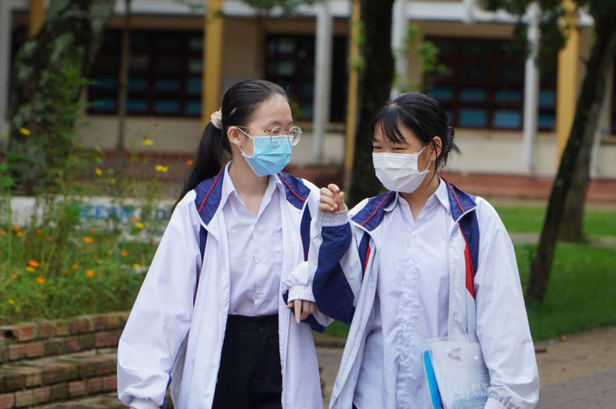 Thí sinh trao đổi sau bài thi tổ hợp. Thí sinh trao đổi sau bài thi tổ hợp.