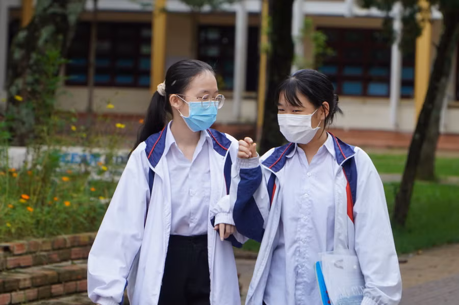 Thí sinh trao đổi sau bài thi tổ hợp.