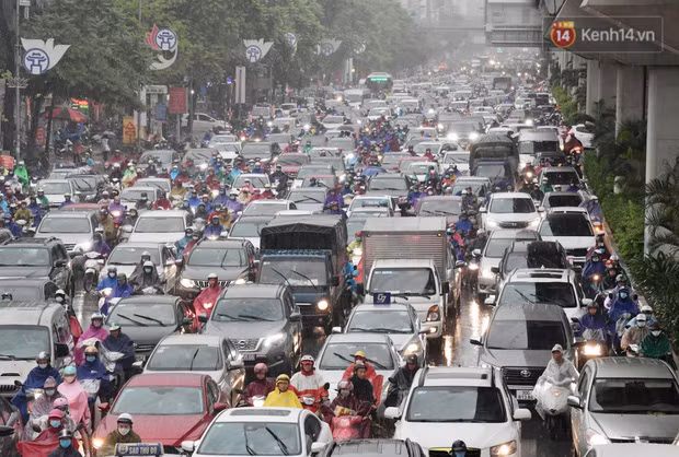 Giao thông ùn tắc nghiêm trọng trên đường Nguyễn Trãi. Ảnh: Phương Thảo.