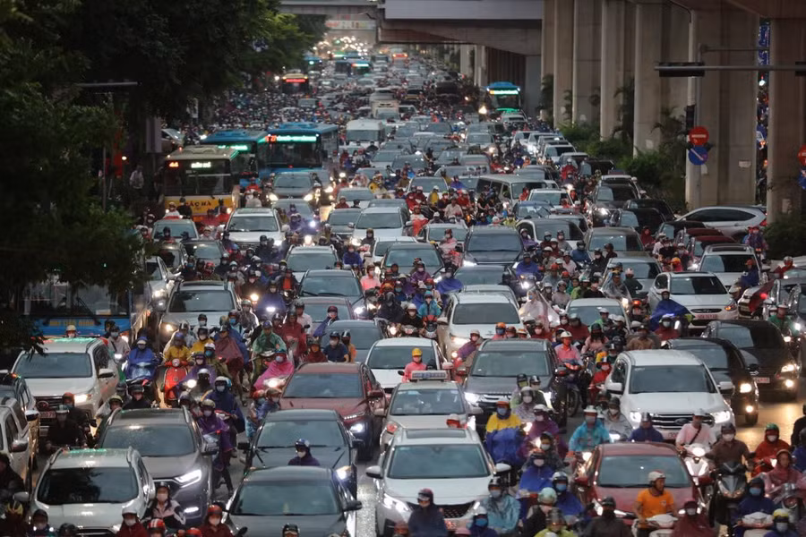 Giao thông Hà Nội ùn tắc nghiêm trọng ngày đầu tuần. Ảnh: Như Ý