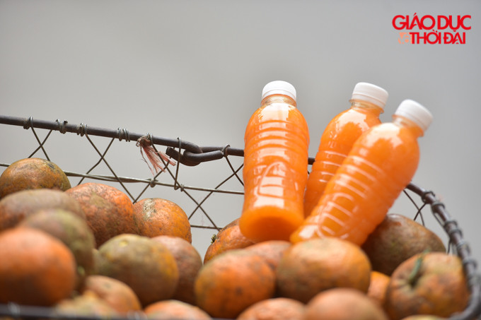 Một tiểu thương cho biết, với 1kg cam, khi vắt chỉ được khoảng 500ml nước cam.