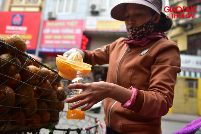 Nước cam được khách đặt từ trước, hoặc tiểu thương sẽ vắt đóng vào những chai để bán.