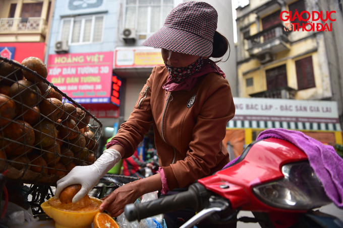 Những xe bán cam hốt bạc nhờ dịch vụ bán nước cam vắt nguyên chất.