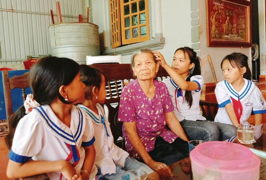Thầy trò Trường Tiểu học Thạch Ngọc (huyện Thạch Hà) thăm và trò chuyện với Mẹ Việt Nam Anh hùng Trần Thị Diệu (102 tuổi, thôn Đông Châu, xã Thạch Ngọc). Thầy trò Trường Tiểu học Thạch Ngọc (huyện Thạch Hà) thăm và trò chuyện với Mẹ Việt Nam Anh hùng Trần Thị Diệu (102 tuổi, thôn Đông Châu, xã Thạch Ngọc).