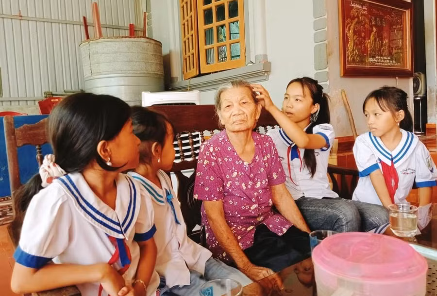 Thầy trò Trường Tiểu học Thạch Ngọc (huyện Thạch Hà) thăm và trò chuyện với Mẹ Việt Nam Anh hùng Trần Thị Diệu (102 tuổi, thôn Đông Châu, xã Thạch Ngọc).