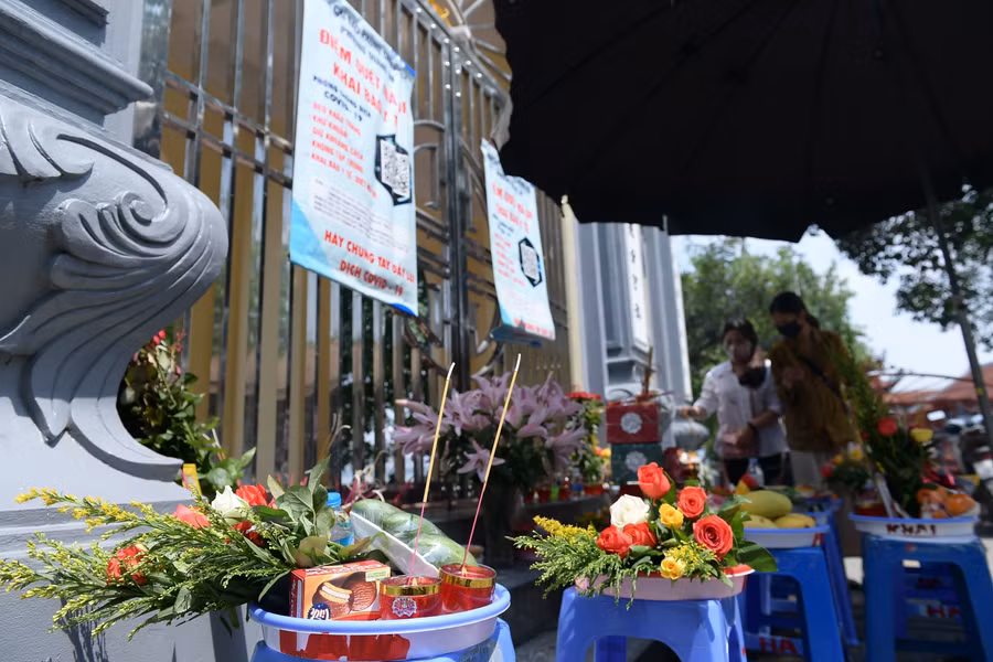 Mâm lễ được đặt ngay bên ngoài cổng Phủ Tây Hồ trong ngày mùng 1.