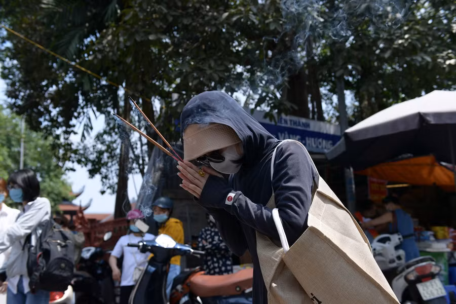 Người dân đứng ngoài cổng đình chùa vái vọng, cầu an dưới cái nóng 40 độ C ảnh 7