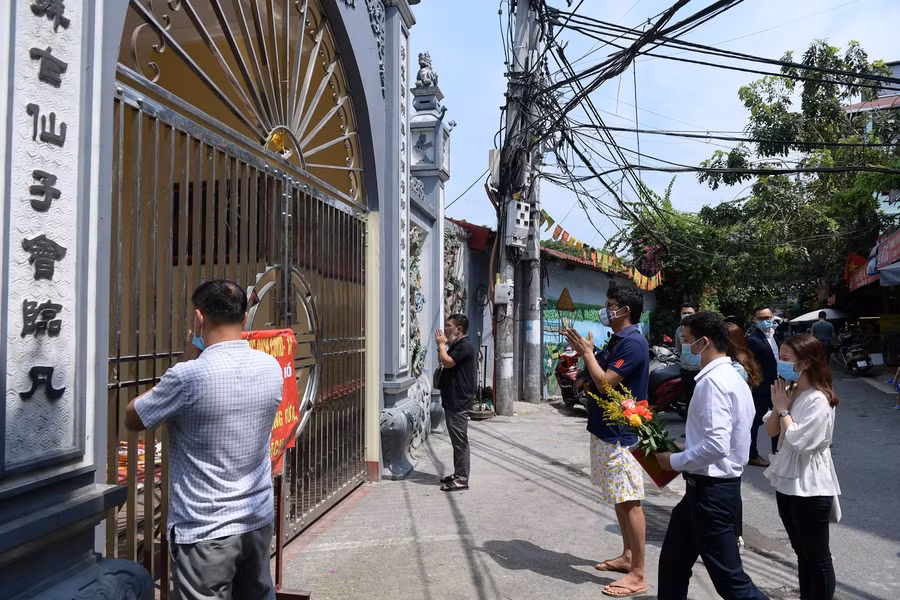 Người dân đứng ngoài cổng đình chùa vái vọng, cầu an dưới cái nóng 40 độ C ảnh 2