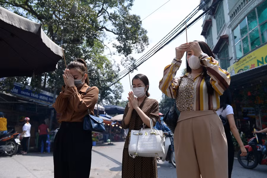 Trong sáng ngày hôm nay, rất đông người dân đã đến Phủ Tây Hồ để vái vọng, cầu an.