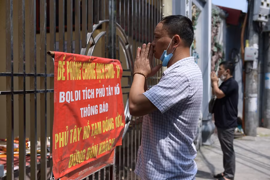 Người dân đứng ngoài cổng đình chùa vái vọng, cầu an dưới cái nóng 40 độ C ảnh 3