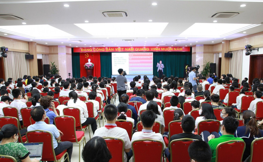 Tại đây, các bậc phụ huynh cũng phần nào tìm được lời giải cho nhiều câu hỏi khó khi có con ở độ tuổi “dở dở ương ương”... Các bậc phụ huynh, học sinh đều bày tỏ mong muốn sẽ được tham gia nhiều hoạt động tương tự, giúp các học sinh thêm tự tin, kiểm soát tốt tâm lý, biết cách giải quyết các tình huống “có vấn đề” để học tập tốt và trở thành người có ích.