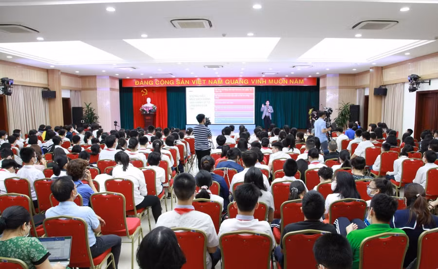 Tại đây, các bậc phụ huynh cũng phần nào tìm được lời giải cho nhiều câu hỏi khó khi có con ở độ tuổi “dở dở ương ương”... Các bậc phụ huynh, học sinh đều bày tỏ mong muốn sẽ được tham gia nhiều hoạt động tương tự, giúp các học sinh thêm tự tin, kiểm soát tốt tâm lý, biết cách giải quyết các tình huống “có vấn đề” để học tập tốt và trở thành người có ích.