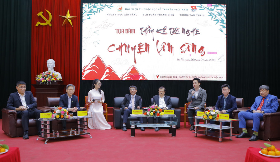 Tọa đàm “Thầy kể trò nghe chuyện lâm sàng” do Học viện Y – Dược học cổ truyền Việt Nam tổ chức. Tọa đàm “Thầy kể trò nghe chuyện lâm sàng” do Học viện Y – Dược học cổ truyền Việt Nam tổ chức.