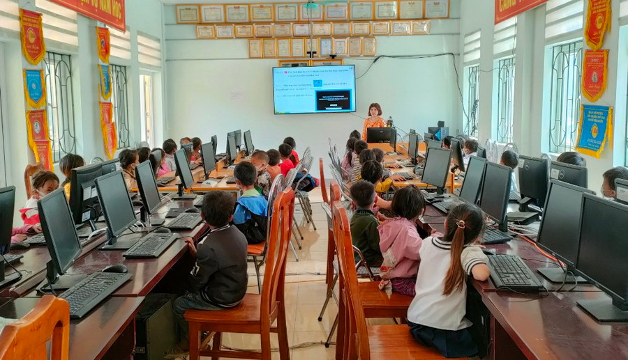 Cô Hoàng Thị Thanh Bình – Trường Tiểu học xã Phố Cáo (Đồng Văn, Hà Giang) trong giờ lên lớp. Ảnh: NVCC. Cô Hoàng Thị Thanh Bình – Trường Tiểu học xã Phố Cáo (Đồng Văn, Hà Giang) trong giờ lên lớp. Ảnh: NVCC.