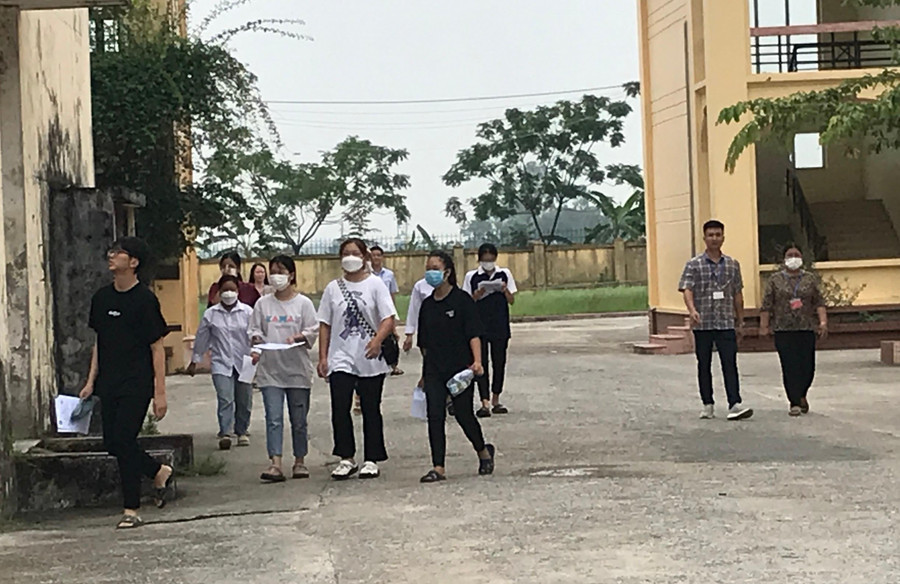 Những thí sinh hoàn thành bài thi ngoại ngữ rời khỏi điểm thi Những thí sinh hoàn thành bài thi ngoại ngữ rời khỏi điểm thi