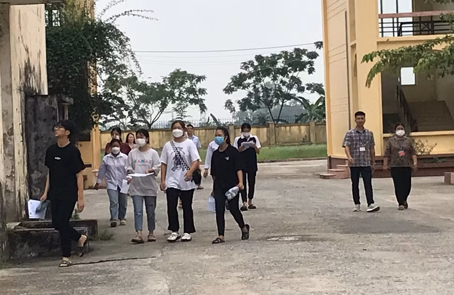 Những thí sinh hoàn thành bài thi ngoại ngữ rời khỏi điểm thi