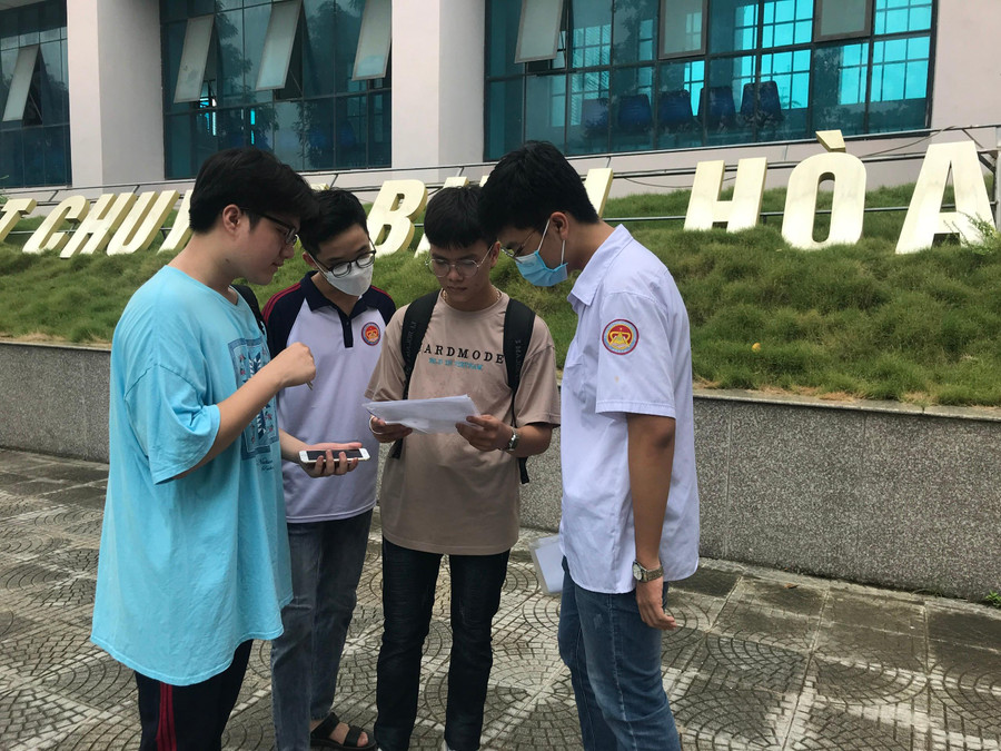 Thí sinh điểm thi Trường THPT chuyên Biên Hòa tự tin với bài thi tổ hợp các môn Khoa học xã hội và Khoa học tự nhiên.