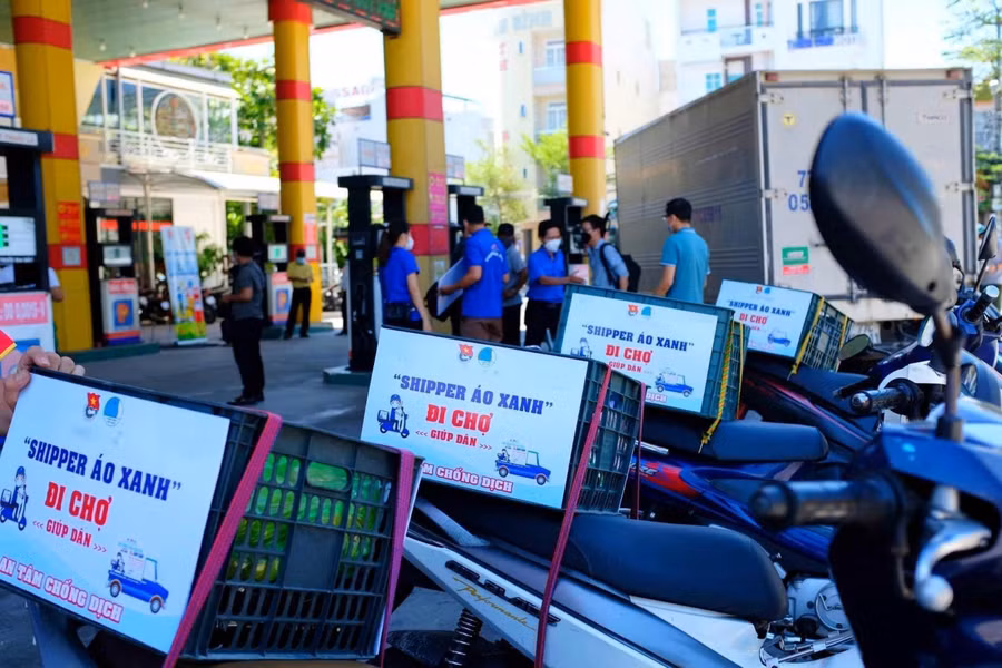 Những nhu yếu phẩm sẵn sàng được hỗ trợ đến tay người dân.