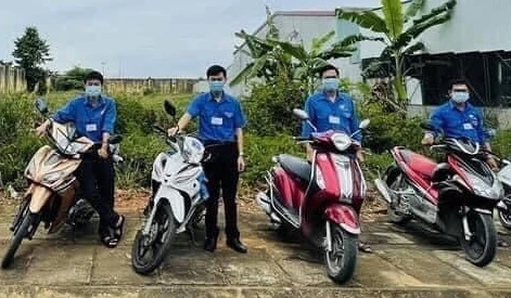 Nhiều tình nguyện viên tham gia làm "shipper áo xanh" giúp người dân đi chợ.