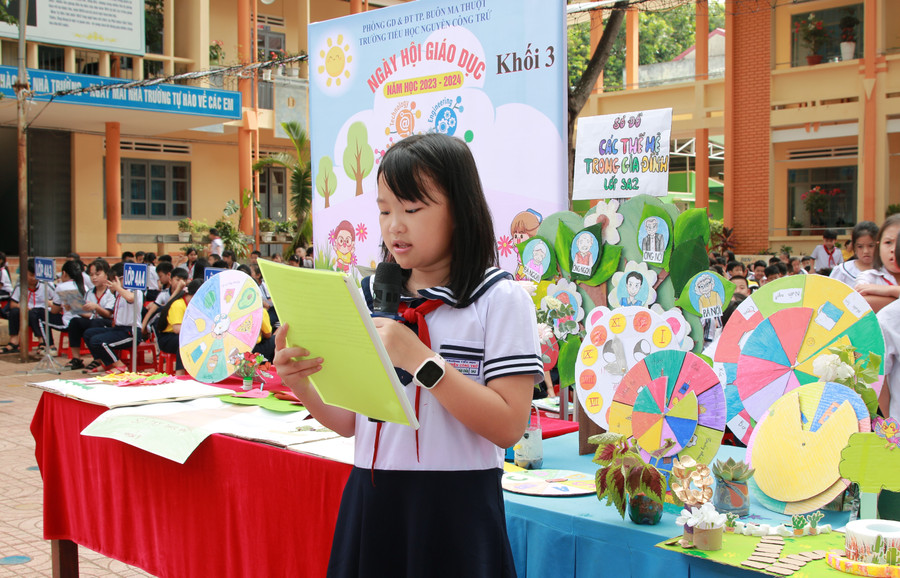 Đại diện lớp 3A2 nói về ý nghĩa của "Cây gia đình". (Ảnh: Thành Tâm) Đại diện lớp 3A2 nói về ý nghĩa của "Cây gia đình". (Ảnh: Thành Tâm)