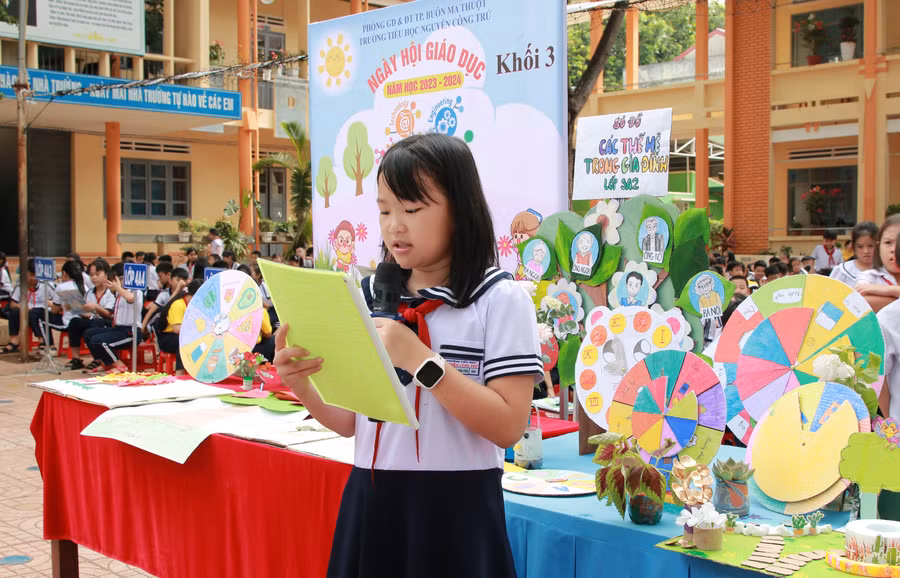 Đại diện lớp 3A2 nói về ý nghĩa của "Cây gia đình". (Ảnh: Thành Tâm)