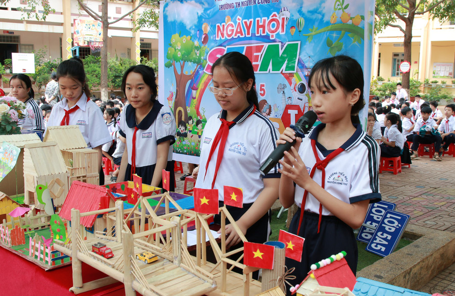 Các em học sinh lớp 5 tham gia ngày hội STEM. (Ảnh: Thành Tâm) Các em học sinh lớp 5 tham gia ngày hội STEM. (Ảnh: Thành Tâm)