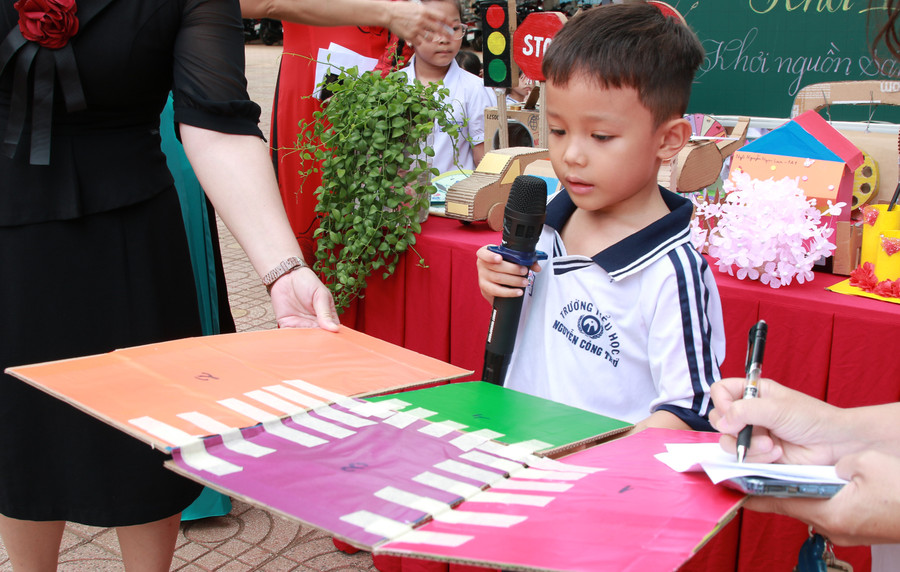 Sản phẩm "Dụng cụ gấp quần, áo từ bìa carton" của lớp 1A3 để lại dấu ấn đậm nét đối với Ban Giám khảo. (Ảnh: Thành Tâm) Sản phẩm "Dụng cụ gấp quần, áo từ bìa carton" của lớp 1A3 để lại dấu ấn đậm nét đối với Ban Giám khảo. (Ảnh: Thành Tâm)