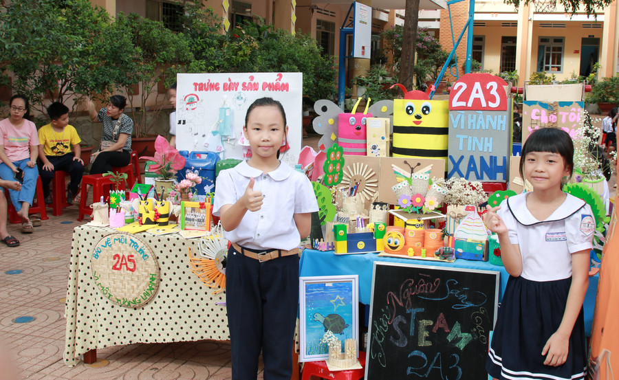 Lớp 2A3 mang đến thông điệp bảo vệ môi trường. (Ảnh: Thành Tâm) Lớp 2A3 mang đến thông điệp bảo vệ môi trường. (Ảnh: Thành Tâm)