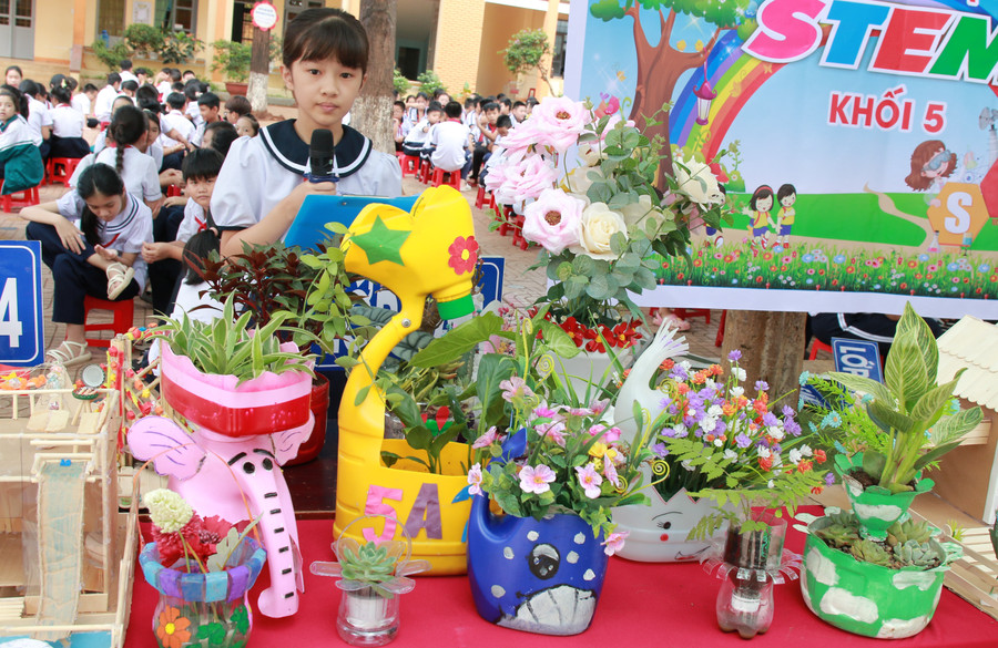 Sản phẩm của lớp 5A2 tại ngày hội STEM. (Ảnh: Thành Tâm) Sản phẩm của lớp 5A2 tại ngày hội STEM. (Ảnh: Thành Tâm)