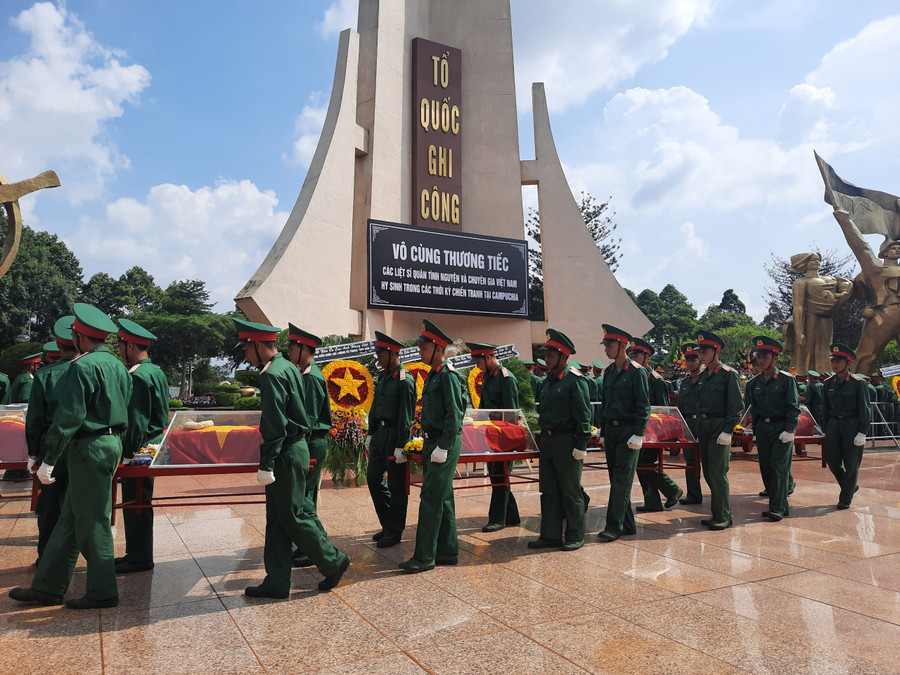 Tỉnh Đắk Lắk tổ chức Lễ truy điệu và an táng hài cốt liệt sĩ quân tình nguyện và chuyên gia Việt Nam hy sinh tại Campuchia. (Ảnh: BH) Tỉnh Đắk Lắk tổ chức Lễ truy điệu và an táng hài cốt liệt sĩ quân tình nguyện và chuyên gia Việt Nam hy sinh tại Campuchia. (Ảnh: BH)